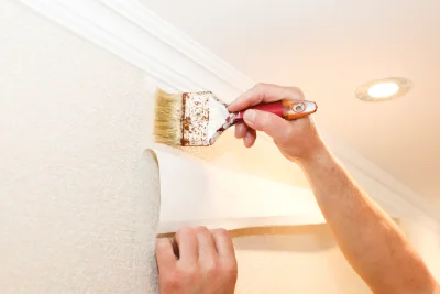 Pose de papier peint aux Monts d'Andaine — revêtements muraux et toiles de verre